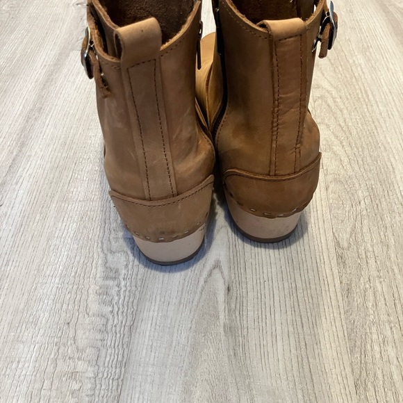 Like new. Sandgrens New York Low Clog Wooden Boots Size 40. Minor scuffs. - Picture 7 of 10